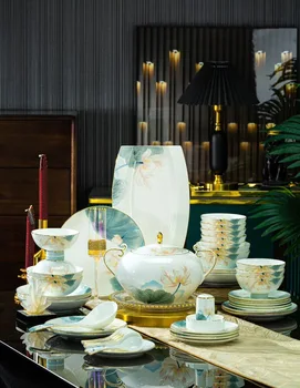 Набор посуды Бытовые фарфоровые чаши Цзиндэчжэнь и Палочки для еды Высококачественный Европейский набор посуды из костяного фарфора Комбинация блюд
