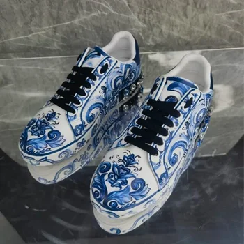 Сине-белые кроссовки с цветочным принтом, украшенные граффити, кристаллами, резиновая подошва, плоская платформа, мужская обувь на шнуровке с драгоценными камнями