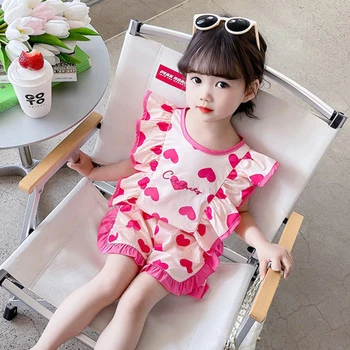 Комплект одежды с розовыми сердечками для девочек, летняя детская футболка с развевающимися рукавами и шорты, 2 предмета, модный костюм в корейском стиле для детей от 2 до 7 лет